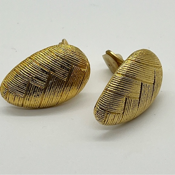 Vintage Gold Tone Chevron Textured Clip-on Earrings - Picture 4 of 6